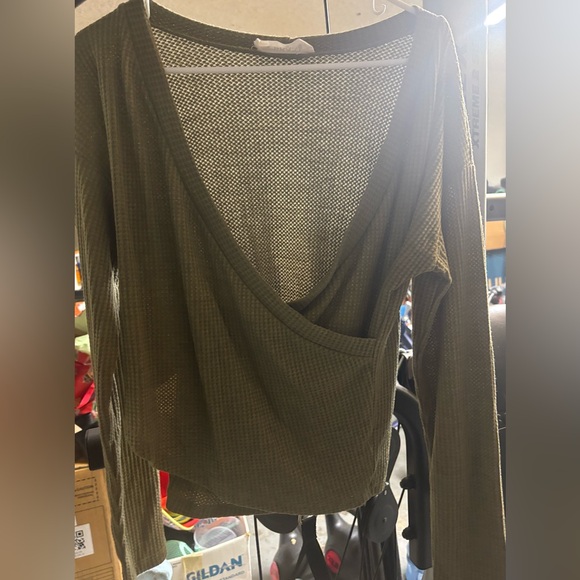 CBRAND
Olive 🫒 green waffle wrap shirt 
Cute 
Smokefree - Picture 1 of 2